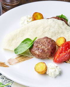 Черноморские биточки из барашка с кремом из слабосоленой брынзы, томатным конфитюром и хрустящей лепешкой