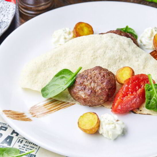 Рецепт черноморских биточков из барашка с кремом из слабосоленой брынзы, томатным конфитюром и хрустящей лепешкой