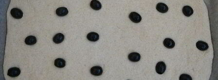 фокачча из муки двух сортов с маслинами и травами. Шаг 4