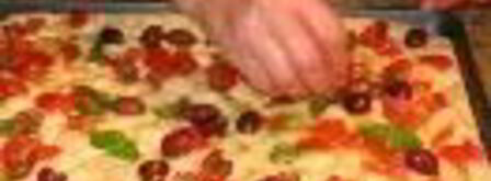 фокачча с розмарином и фокачча с оливками и томатами. Шаг 11