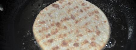 сладкая лепешка с базиликом, фетаксой и томатами. Шаг 3