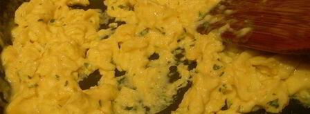 яичница-болтунья с тунцом, маринованным перцем и лепешками пита. Шаг 5