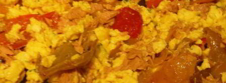 яичница-болтунья с тунцом, маринованным перцем и лепешками пита. Шаг 6