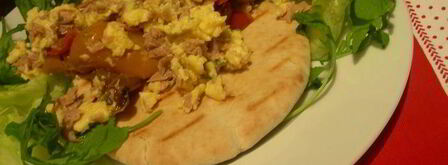 яичница-болтунья с тунцом, маринованным перцем и лепешками пита. Шаг 8