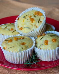 Кукурузные маффины с розмарином