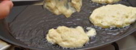 дрожжевые оладьи на молоке. Шаг 8