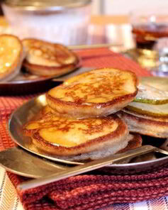 Гречнево-ржаные оладьи с грушей и медовым кремом