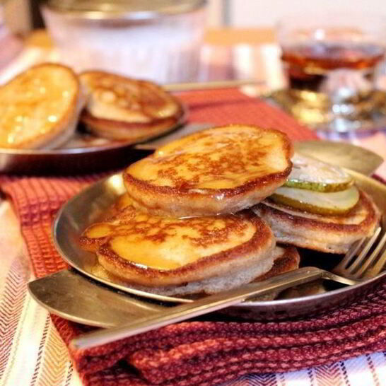 Рецепт гречнева-ржаных оладьи с грушей и медовым кремом