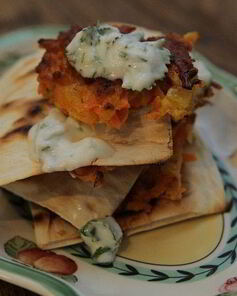 Морковные оладьи на хрустящих крекерах с йогуртовым соусом