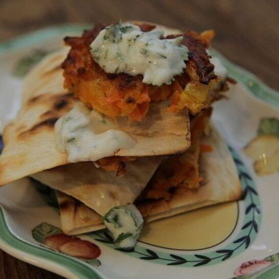 Рецепт морковных оладий на хрустящих крекерах с йогуртовым соусом