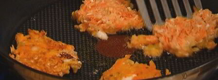 морковные оладьи на хрустящих крекерах с йогуртовым соусом. Шаг 7