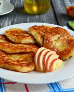 Оладьи на сметане с яблоками