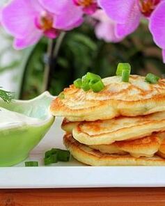 Оладьи с сосисками и зеленым луком