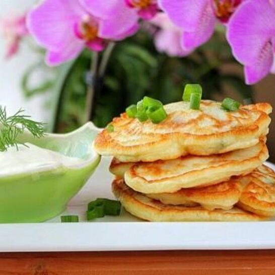 Рецепт оладий с сосисками и зеленым луком