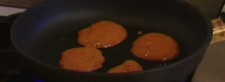 шоколадные оладушки со взбитыми сливками. Шаг 9