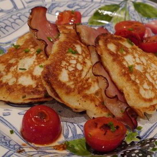 Рецепт сырных оладий с беконом и помидорами