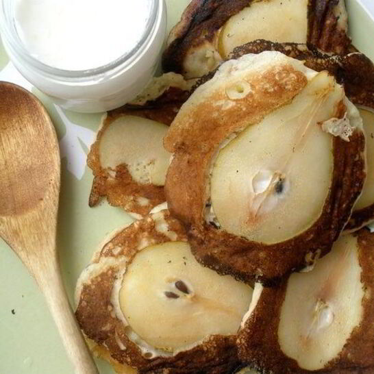 Рецепт яблочных оладий с грушевым припеком