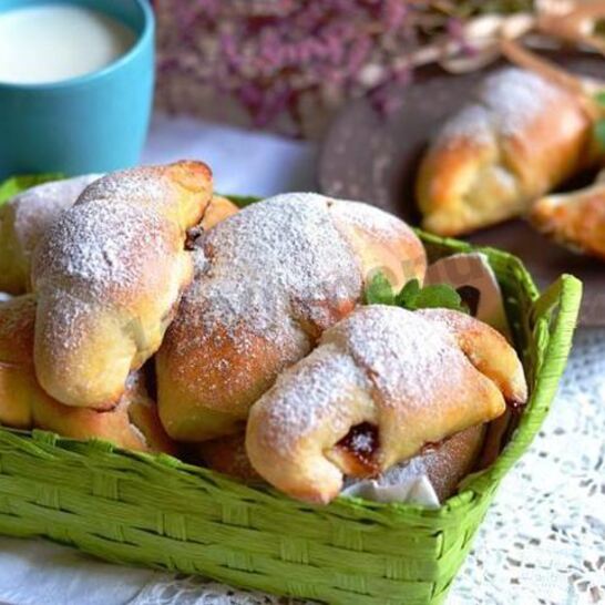 Рецепт рогаликов на кефире и дрожжах с повидлом