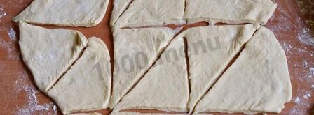 рогалики на кефире и дрожжах с повидлом. Шаг 6