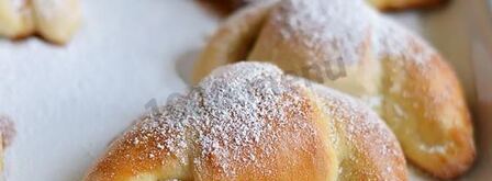 рогалики на кефире и дрожжах с повидлом. Шаг 9