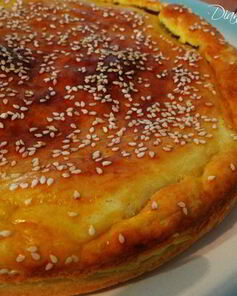 Пирог с зеленым луком и яйцами на сметанном тесте