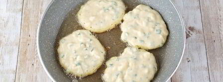 ленивые пирожки с яйцом и зеленым луком. Шаг 13