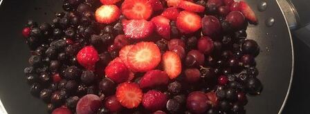 пирожки на простокваше с лесными ягодами. Шаг 3