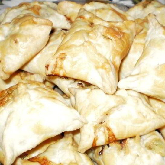 Рецепт пирожков с колбасой и сыром