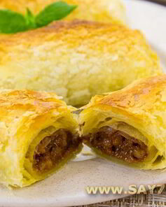 Слоеные пирожки с орехами и вареной сгущенкой