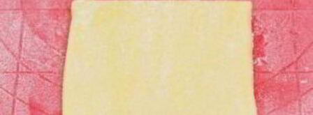 слоеные пирожки с орехами и вареной сгущенкой. Шаг 5