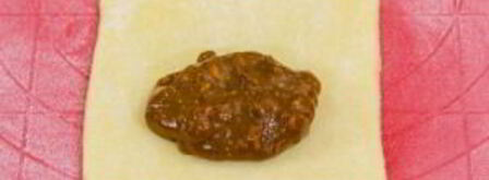 слоеные пирожки с орехами и вареной сгущенкой. Шаг 6