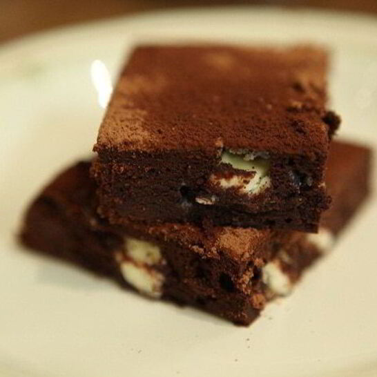 Рецепт кофейного брауни с черным и белым шоколадом