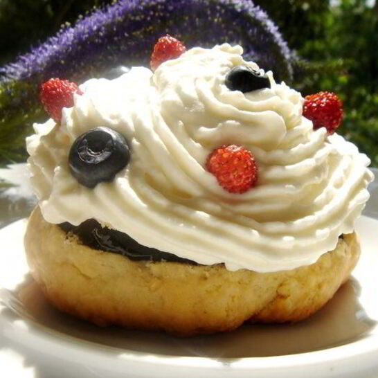 Рецепт пирожного с черничным киселем, земляникой и сливками