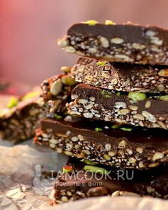 Шоколадный брауни с кунжутом и семечками