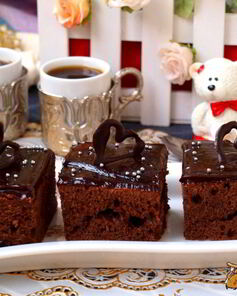 Шоколадные пирожные с заливкой