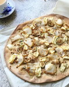 Пицца с грушей и сыром бри на тесте из цельнозерновой муки