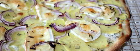 пицца с картошкой, сыром бри и красным луком. Шаг 4