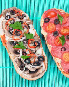 Пицца с колбасой