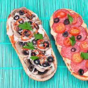 Пицца с колбасой