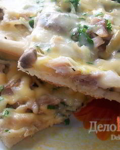 Пицца с курицей, шампиньонами и сыром без томатной основы