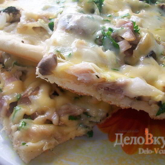 Рецепт пиццы с курицей, шампиньонами и сыром без томатной основы