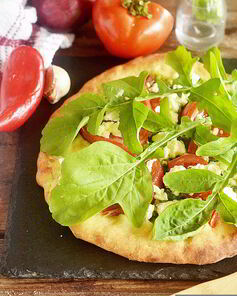 Пицца с сыром из козьего молока и рукколой