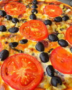 Сытная пицца с яично-сметанной заливкой