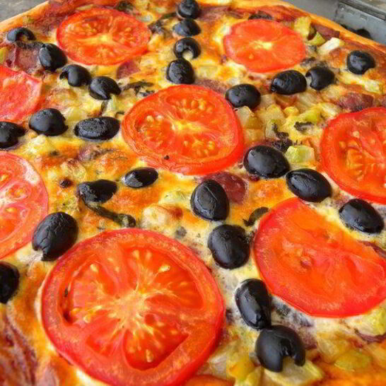 Рецепт сытной пиццы с яично-сметанной заливкой