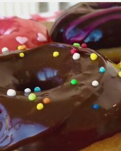 Американские пончики, покрытые шоколадом