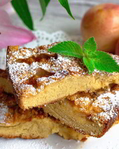 Классическая шарлотка с яблоками и нектаринами