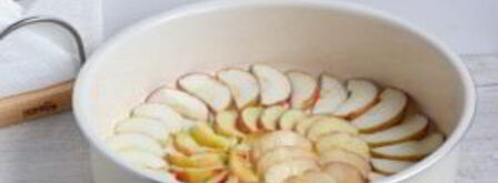 классическая шарлотка с яблоками и нектаринами. Шаг 5