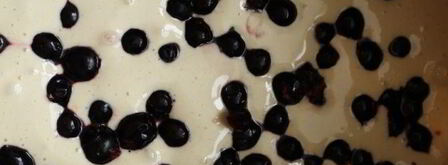 шарлотка с черной смородиной из мультиварки. Шаг 6