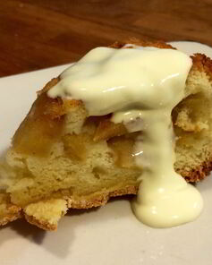 Шарлотка с корицей и яблоками