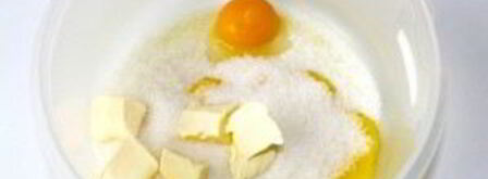 шарлотка с яблоками и безе. Шаг 3